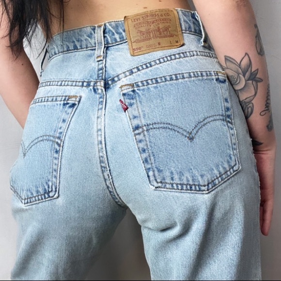 LEVIS 550 VINTAGE LIGHT WASH WEDGIE HIGHWAIST JEAN - Picture 2 of 10